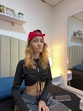 Snapshot of SunshineLizzy chatting on 11.04.25 SunshineLizzy online show from 11.04.25