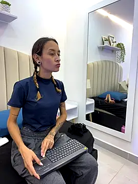 Snapshot of SunshineLizzy chatting on 11.06.25 SunshineLizzy online show from 11.06.25