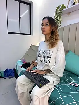 Snapshot of SunshineLizzy chatting on 11.11.25 SunshineLizzy online show from 11.11.25