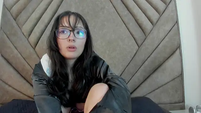 Mythical Girll online show from 09.18.25