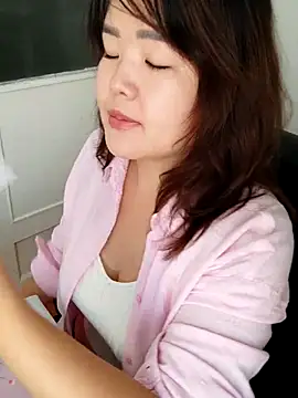 Snapshot of Innogin chatting on 10.15.25 Innogin online show from 10.15.25