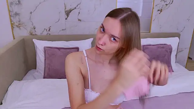 AmadaReine online show from 09.30.25