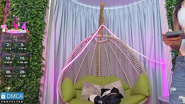 Kiara Zahiri   online show from 10.03.25