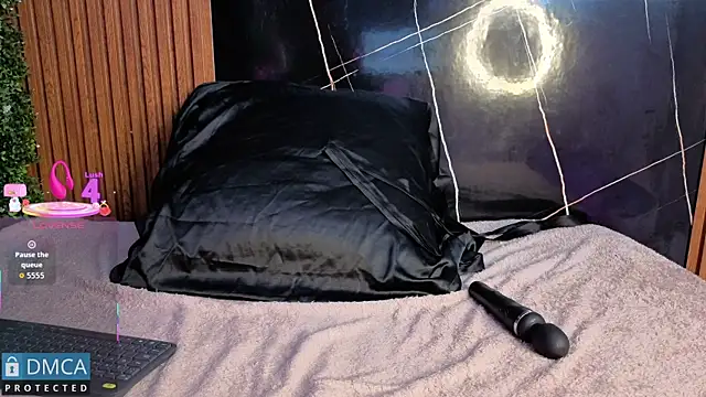 Kiara Zahiri   online show from 10.08.25