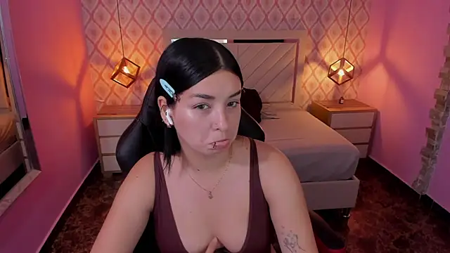 CHRISTY TEIGEN4 online show from 10.04.25