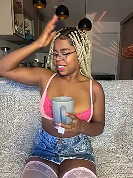 Snapshot of Sweet-Jade chatting on 11.12.25 Sweet-Jade online show from 11.12.25