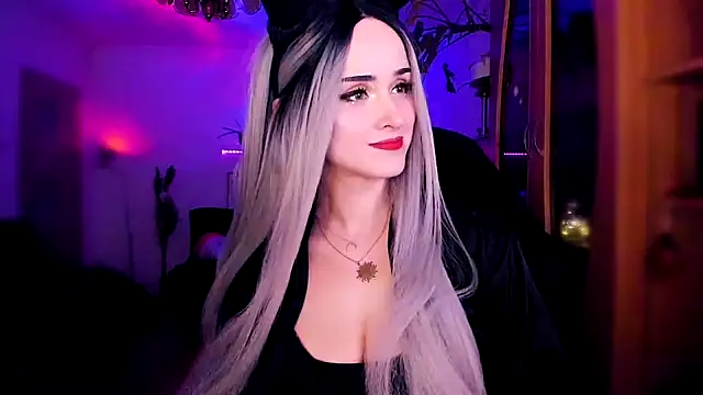 Snapshot of MistressJolie chatting on 01.08.25 MistressJolie online show from 01.08.25