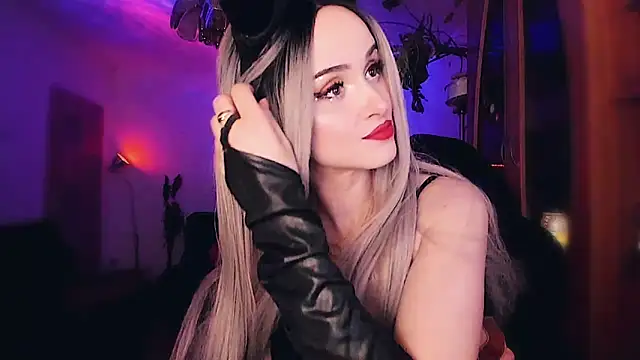 Snapshot of MistressJolie chatting on 02.20.25 MistressJolie online show from 02.20.25