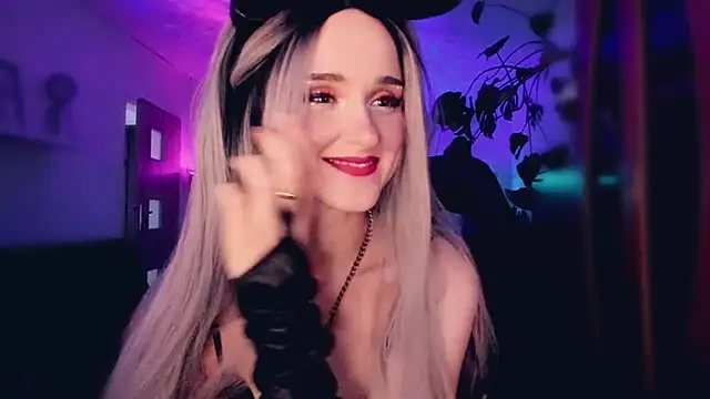 Snapshot of MistressJolie chatting on 10.25.25 MistressJolie online show from 10.25.25