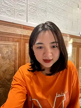 Snapshot of Lonnina chatting on 10.26.25 Lonnina online show from 10.26.25