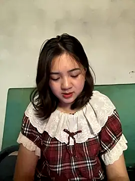 Snapshot of Lonnina chatting on 11.02.25 Lonnina online show from 11.02.25