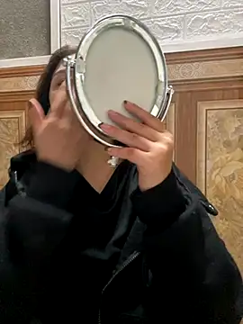 Snapshot of Lonnina chatting on 11.05.25 Lonnina online show from 11.05.25