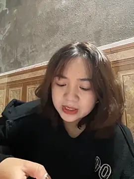 Snapshot of Lonnina chatting on 11.13.25 Lonnina online show from 11.13.25