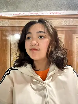 Snapshot of Lonnina chatting on 11.18.25 Lonnina online show from 11.18.25