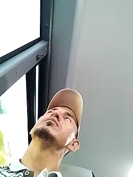 Snapshot of JuanD_vero chatting on 10.14.25 JuanD vero online show from 10.14.25