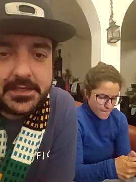 Snapshot of CasalTopaTudo chatting on 09.18.25 CasalTopaTudo online show from 09.18.25