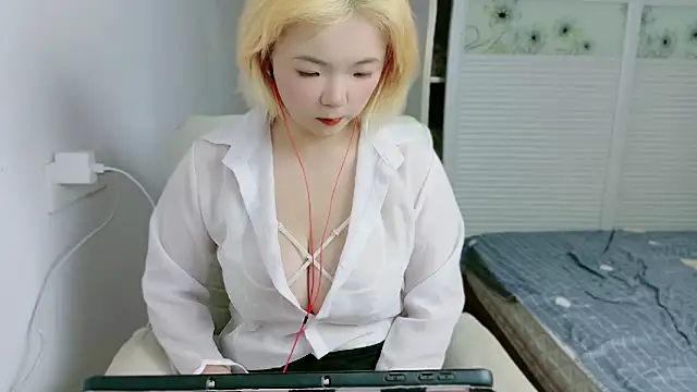 Snapshot of E-cup2 chatting on 10.02.25 E-cup2 online show from 10.02.25