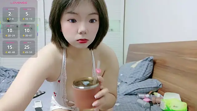 Snapshot of E-cup2 chatting on 10.20.25 E-cup2 online show from 10.20.25