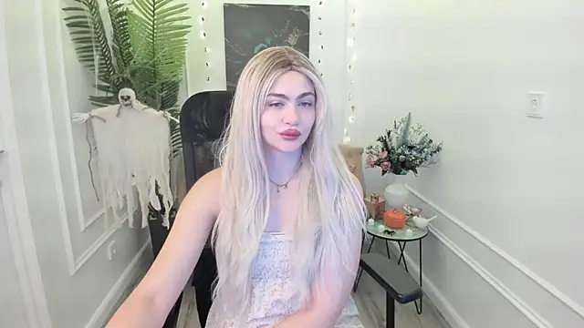 LeslieMineg online show from 10.16.25