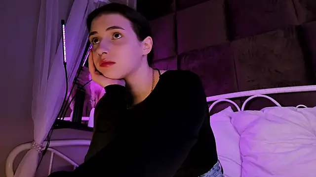 Snapshot of KrissyKits chatting on 09.14.25 KrissyKits online show from 09.14.25