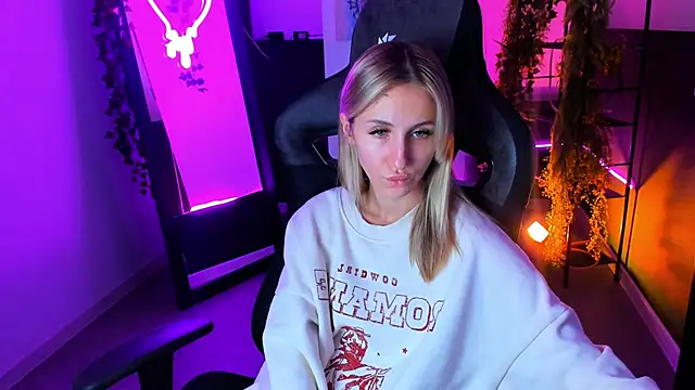 Snapshot of MalinaKwon chatting on 09.16.25 MalinaKwon online show from 09.16.25