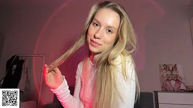 Snapshot of ElysiaXo chatting on 10.24.25 ElysiaXo online show from 10.24.25