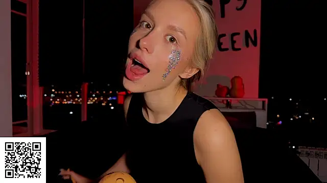 Snapshot of ElysiaXo chatting on 10.31.25 ElysiaXo online show from 10.31.25