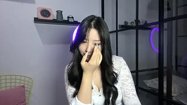 Snapshot of WonderMira chatting on 10.05.25 WonderMira online show from 10.05.25