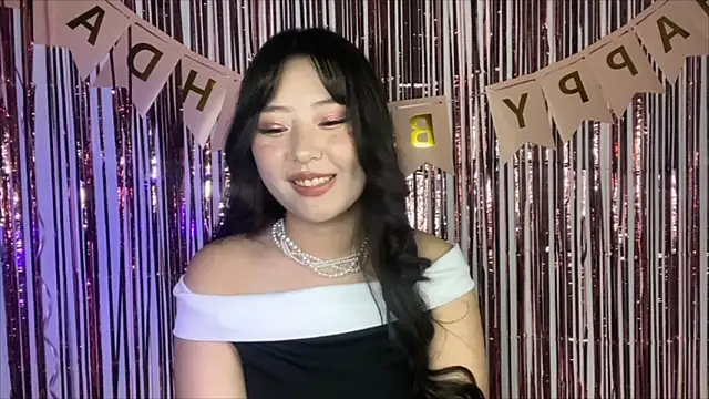 Snapshot of WonderMira chatting on 10.20.25 WonderMira online show from 10.20.25