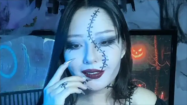 Snapshot of WonderMira chatting on 10.26.25 WonderMira online show from 10.26.25