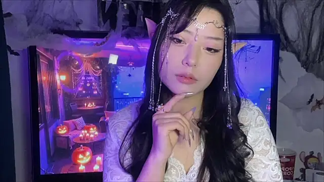 Snapshot of WonderMira chatting on 10.27.25 WonderMira online show from 10.27.25