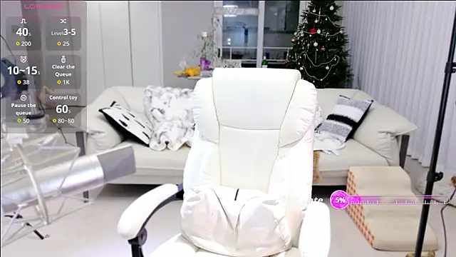 Snapshot of zz-175 chatting on 10.28.25 zz-175 online show from 10.28.25