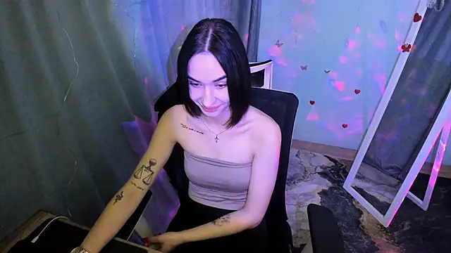 Snapshot of Bella_Night4 chatting on 12.01.25 Bella Night4 online show from 12.01.25