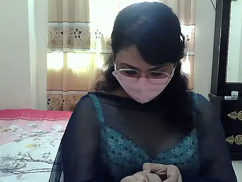 Snapshot of Elena_cruz5 chatting on 10.24.25 Elena cruz5 online show from 10.24.25