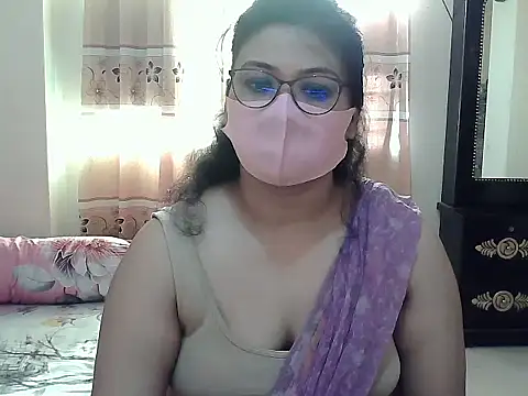 Snapshot of Elena_cruz5 chatting on 10.28.25 Elena cruz5 online show from 10.28.25