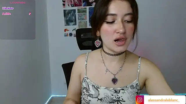Snapshot of AlessandraLB chatting on 09.18.25 AlessandraLB online show from 09.18.25