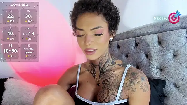 Snapshot of michell_danna chatting on 10.11.25 michell danna online show from 10.11.25