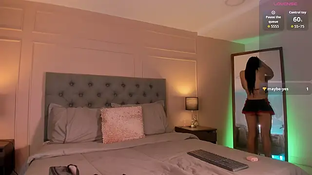 Snapshot of ALICESANDOVAL chatting on 10.16.25 ALICESANDOVAL online show from 10.16.25