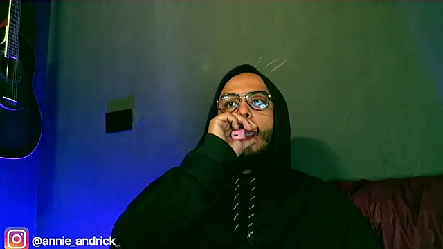 Snapshot of _leda_swan_ chatting on 10.10.25 leda swan online show from 10.10.25