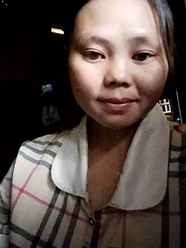 Snapshot of omiu-baby chatting on 10.27.25 omiu-baby online show from 10.27.25