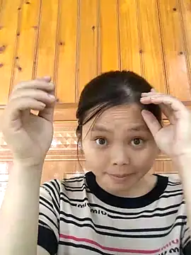 Snapshot of omiu-baby chatting on 10.31.25 omiu-baby online show from 10.31.25