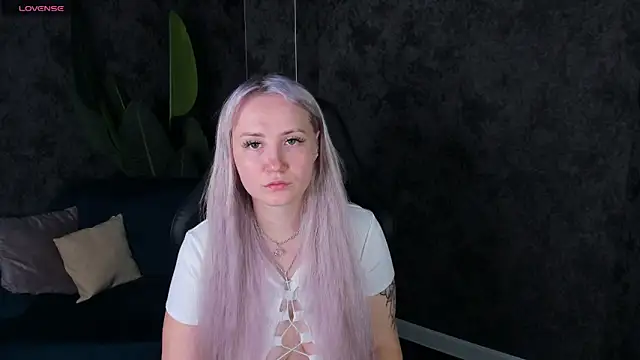 Snapshot of Joyce_Howard chatting on 10.10.25 Joyce Howard online show from 10.10.25