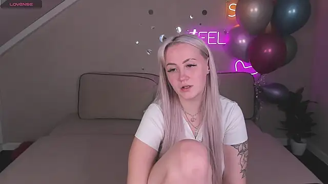 Snapshot of Joyce_Howard chatting on 10.11.25 Joyce Howard online show from 10.11.25