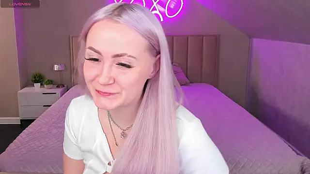 Snapshot of Joyce_Howard chatting on 10.14.25 Joyce Howard online show from 10.14.25