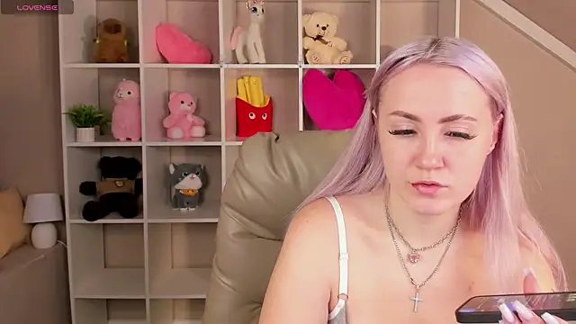 Snapshot of Joyce_Howard chatting on 10.15.25 Joyce Howard online show from 10.15.25