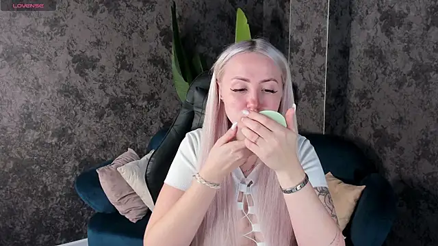 Snapshot of Joyce_Howard chatting on 10.17.25 Joyce Howard online show from 10.17.25