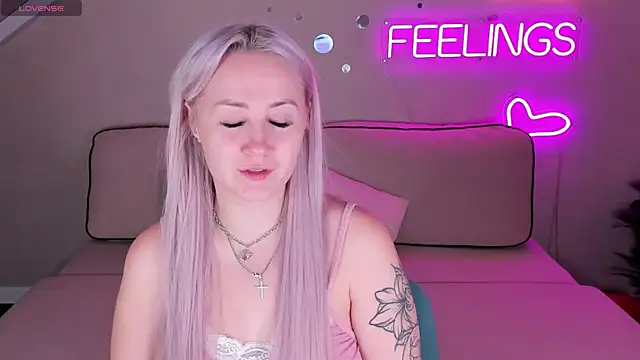 Snapshot of Joyce_Howard chatting on 10.19.25 Joyce Howard online show from 10.19.25