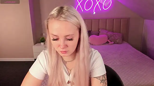 Snapshot of Joyce_Howard chatting on 10.22.25 Joyce Howard online show from 10.22.25