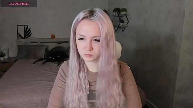 Snapshot of Joyce_Howard chatting on 11.02.25 Joyce Howard online show from 11.02.25