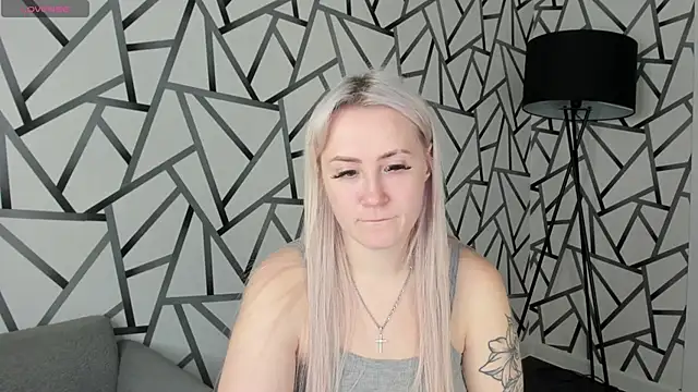 Snapshot of Joyce_Howard chatting on 11.04.25 Joyce Howard online show from 11.04.25